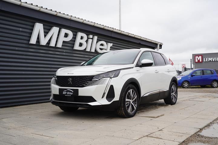 Hvid Peugeot 3008 fra 2021 set udefra