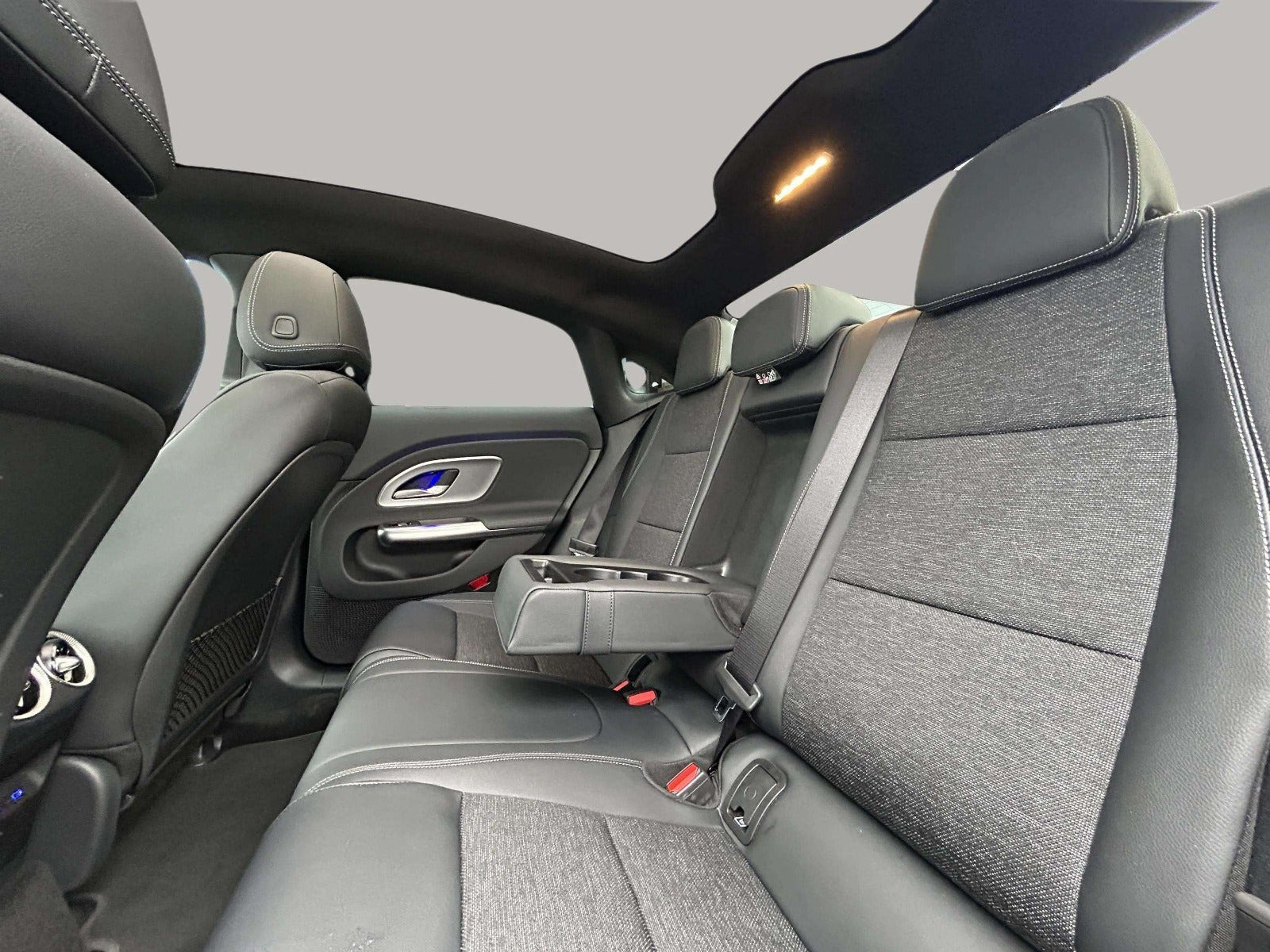 Grå Mercedes CLA250+ fra 2025