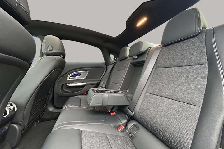 Grå Mercedes CLA250+ fra 2025