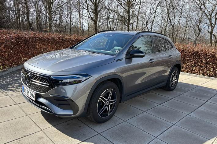 Grå Mercedes EQA350 fra 2022 set udefra