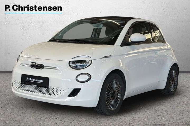 Hvid Fiat 500e fra 2022 set udefra