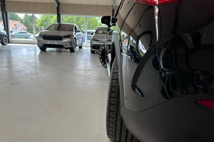Grøn Mercedes EQE350 SUV fra 2025