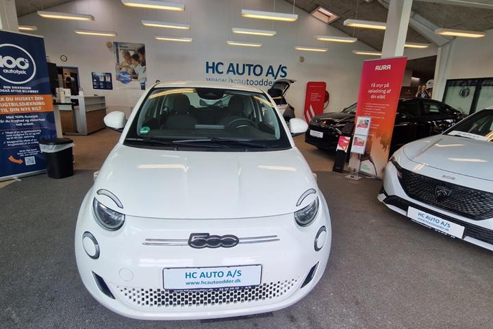 Hvid Fiat 500e fra 2023