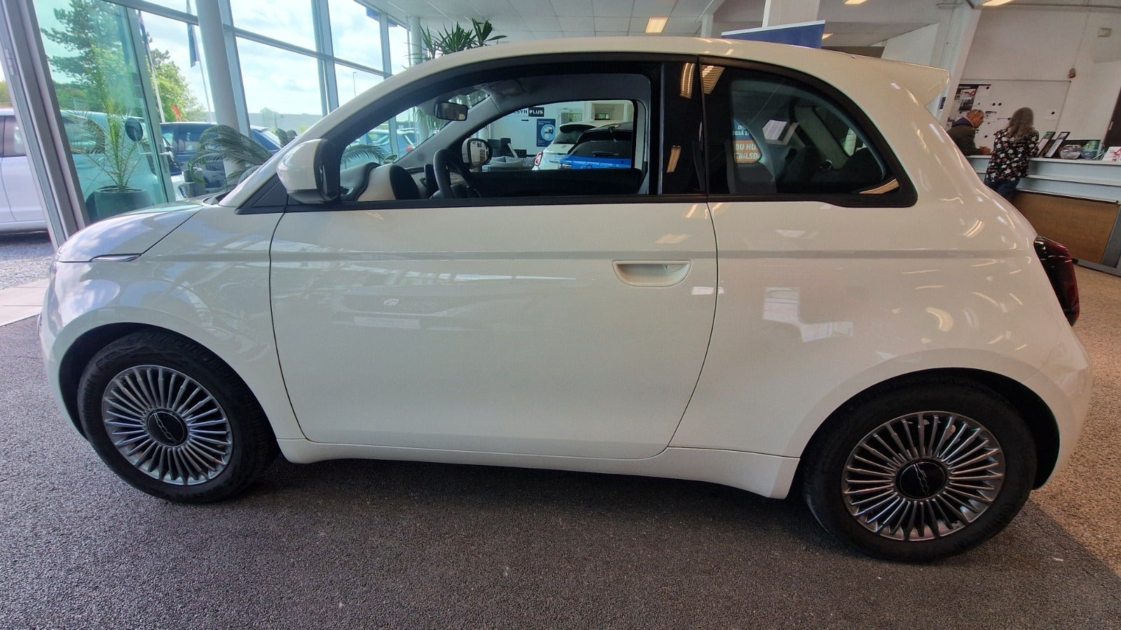 Hvid Fiat 500e fra 2023