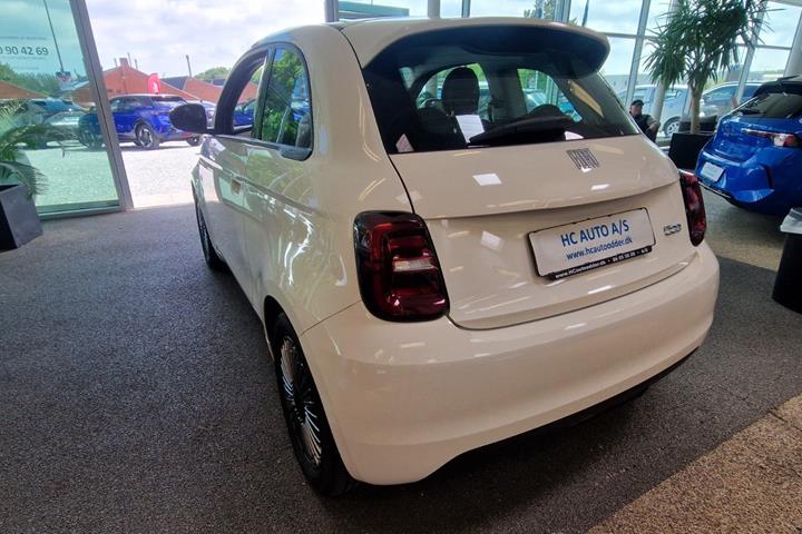 Hvid Fiat 500e fra 2023