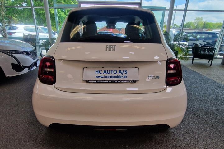 Hvid Fiat 500e fra 2023