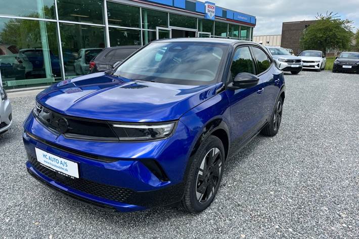 Blå Opel Mokka-e fra 2025
