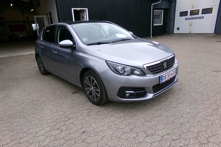 Grå Peugeot 308 fra 2018