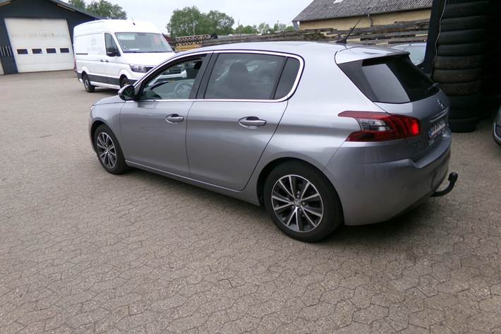 Grå Peugeot 308 fra 2018