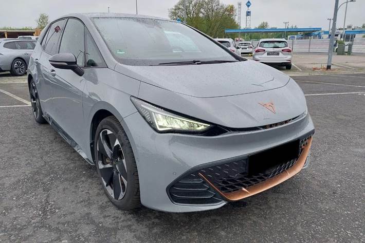 Grå Cupra Born fra 2023 set udefra
