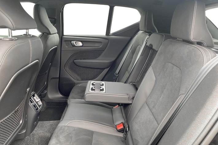 Sort Volvo EX40 fra 2024