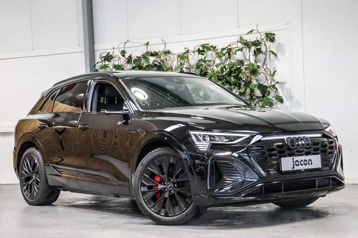 Sort Audi Q8 e-tron fra 2023 set udefra