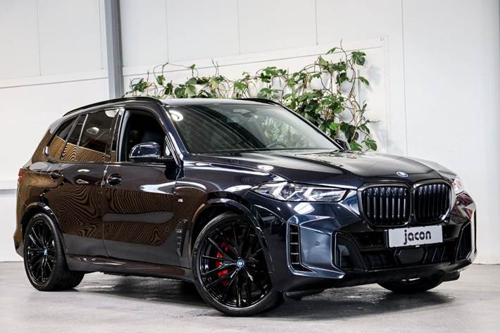 Sort BMW X5 fra 2023 set udefra