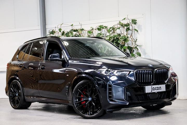 Sort BMW X5 fra 2023 set udefra
