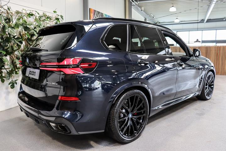 Sort BMW X5 fra 2023