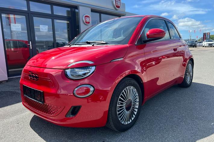 Rød Fiat 500e fra 2023