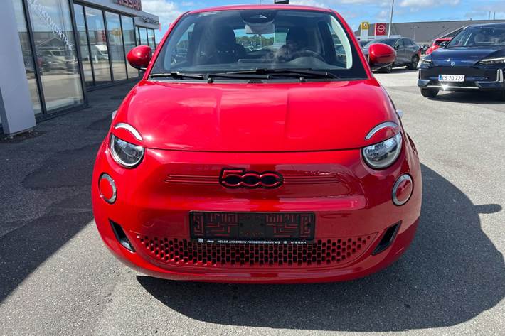 Rød Fiat 500e fra 2023