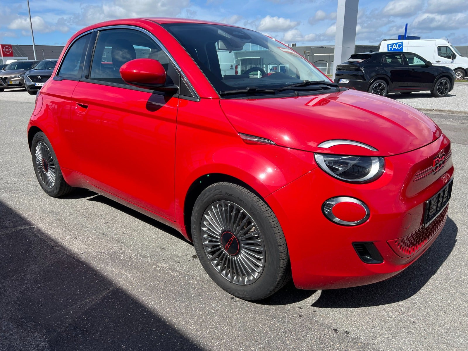 Rød Fiat 500e fra 2023