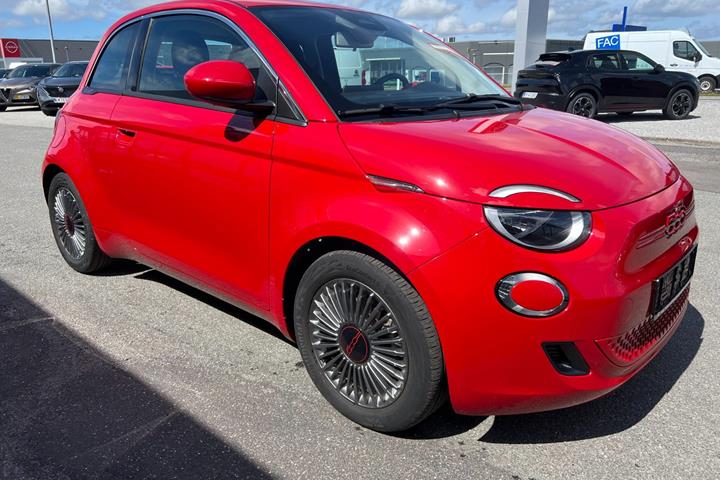 Rød Fiat 500e fra 2023
