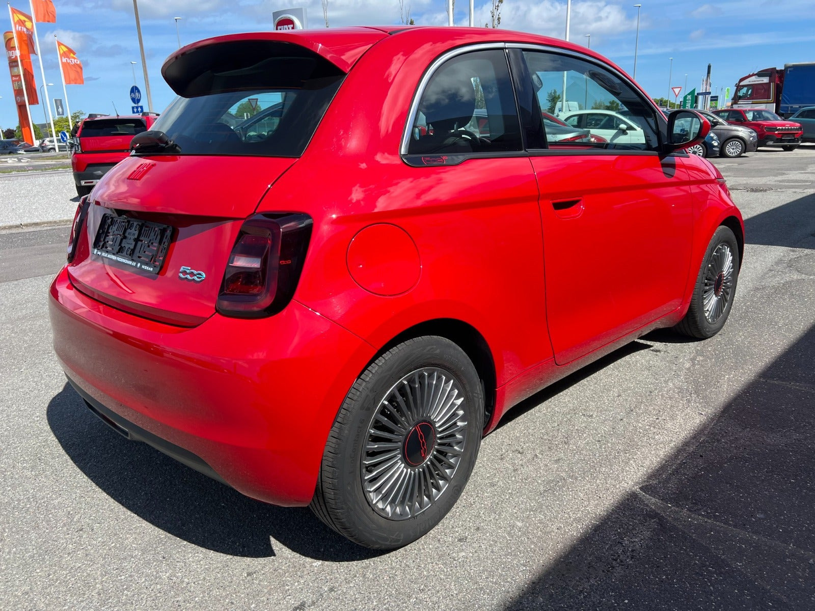 Rød Fiat 500e fra 2023