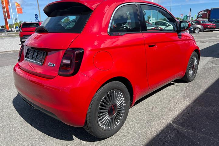 Rød Fiat 500e fra 2023