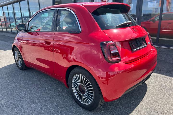 Rød Fiat 500e fra 2023