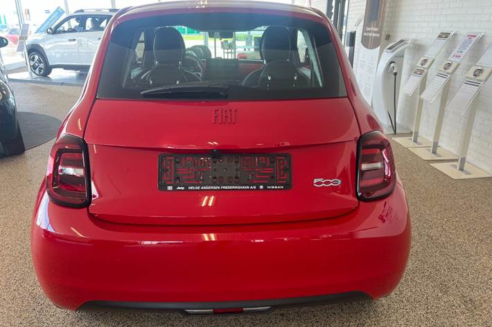 Rød Fiat 500e fra 2023
