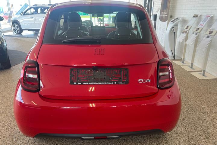 Rød Fiat 500e fra 2023