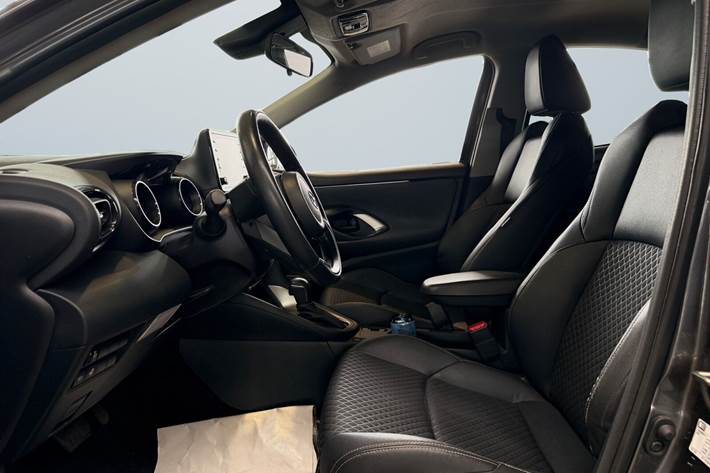 Grå Mazda 2 fra 2022