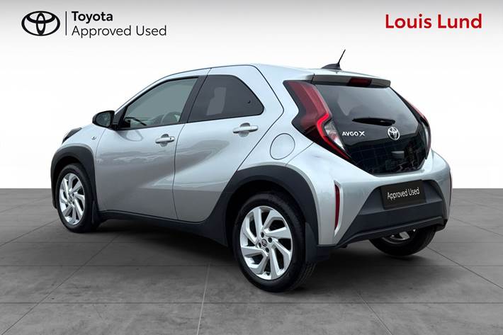 Sølv Toyota Aygo X fra 2022