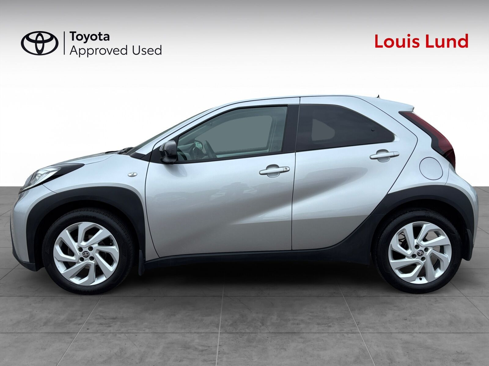 Sølv Toyota Aygo X fra 2022