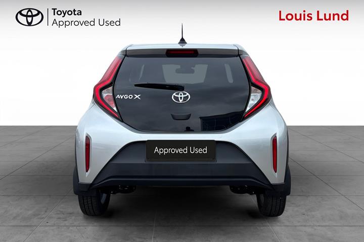 Sølv Toyota Aygo X fra 2022