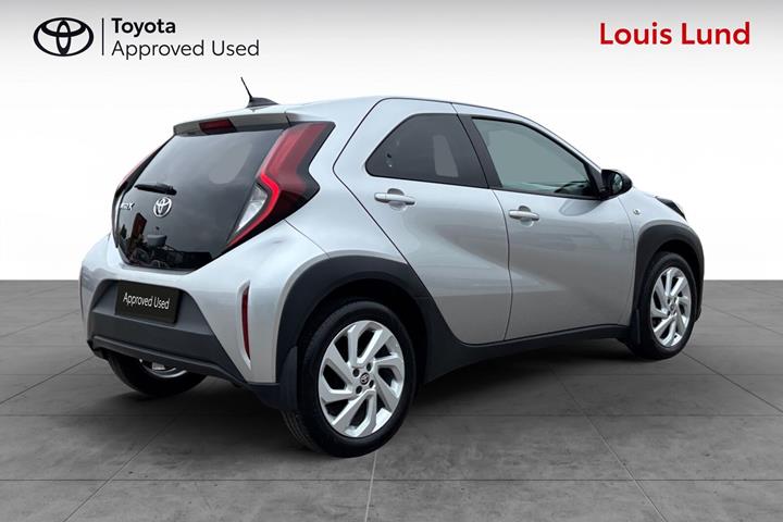 Sølv Toyota Aygo X fra 2022