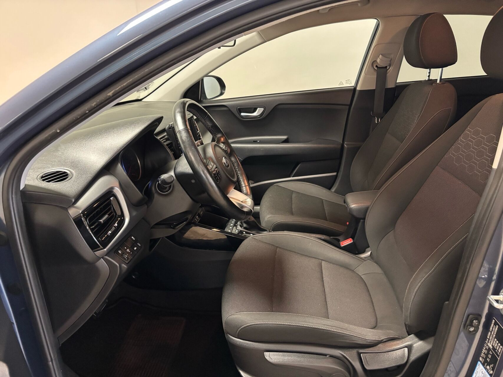 Blå Kia Rio fra 2019