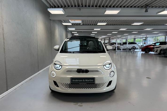 Hvid Fiat 500e fra 2023