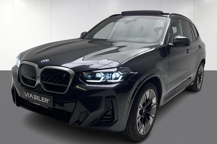 Grå BMW iX3 fra 2023 set udefra