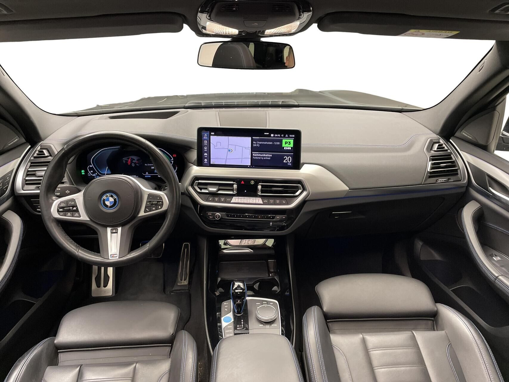 Grå BMW iX3 fra 2023 set indefra