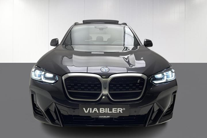 Grå BMW iX3 fra 2023