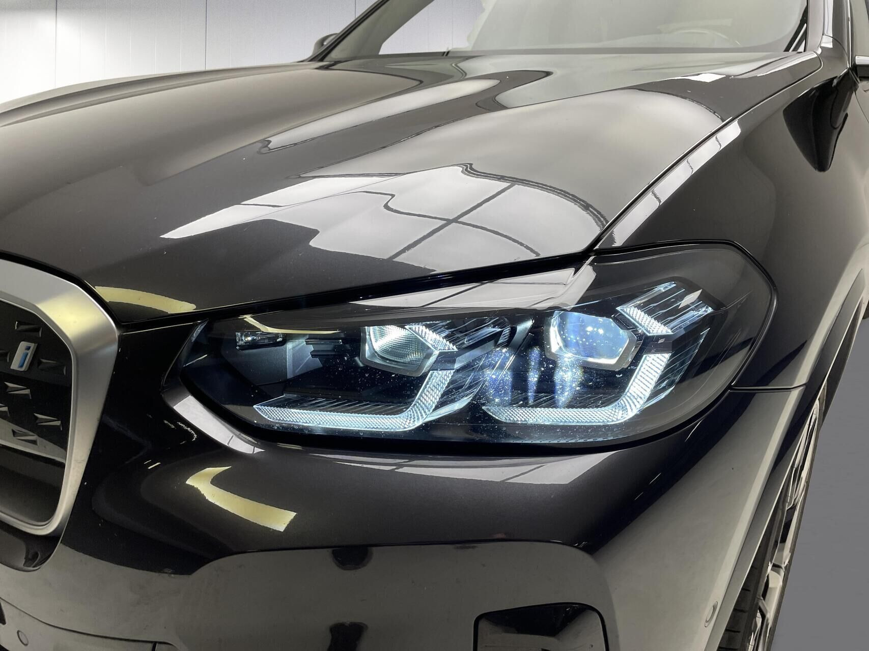 Grå BMW iX3 fra 2023