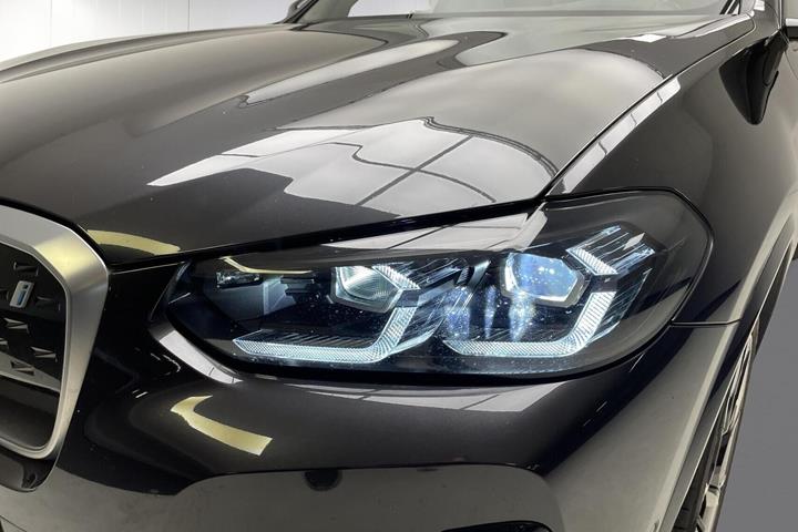 Grå BMW iX3 fra 2023