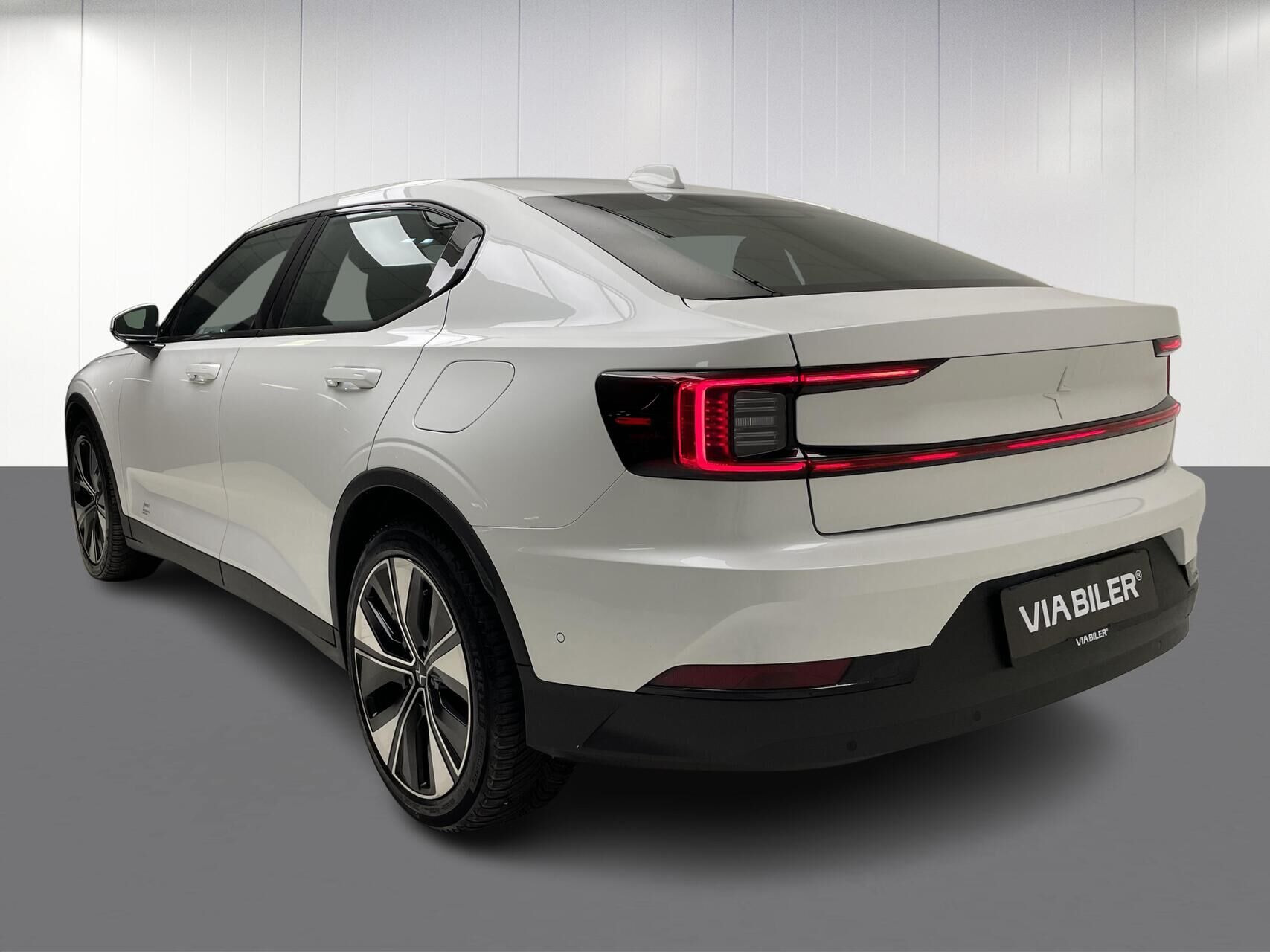 Hvid Polestar 2 fra 2022 set udefra