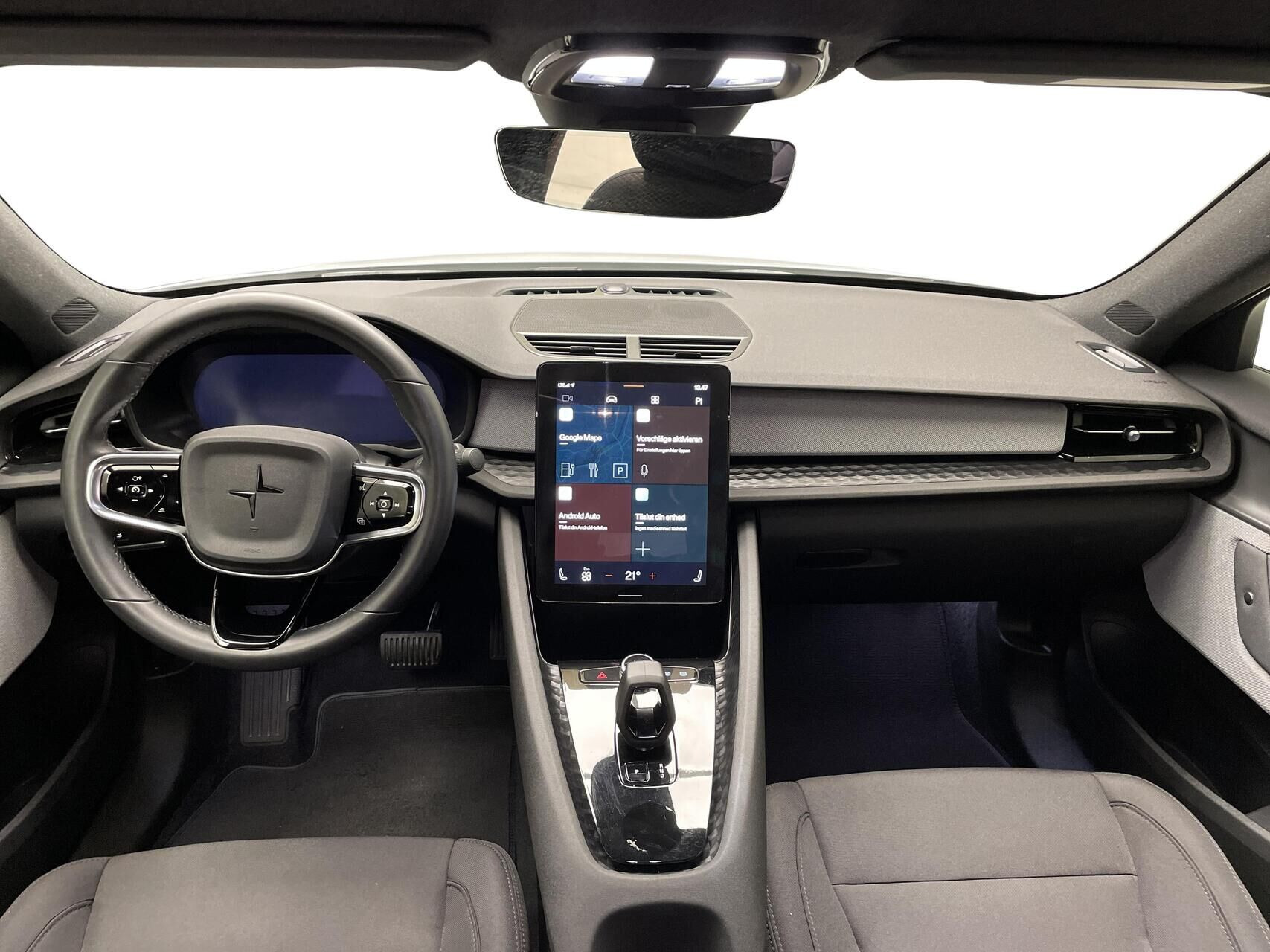 Hvid Polestar 2 fra 2022 set indefra