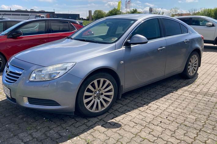 Grå Opel Insignia fra 2009