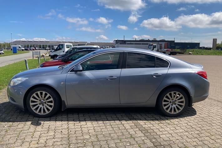 Grå Opel Insignia fra 2009
