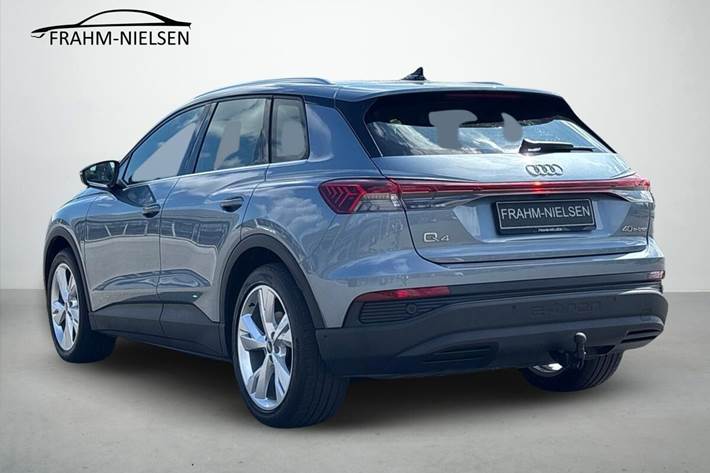 Blå Audi Q4 fra 2023