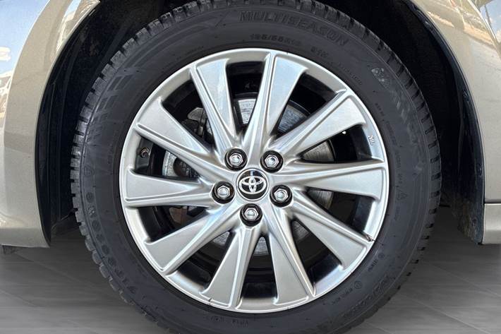 Bronze Toyota Yaris fra 2023