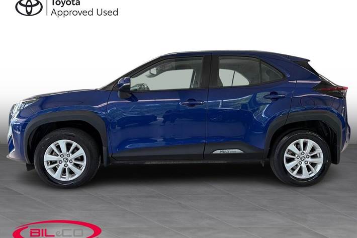 Blå Toyota Yaris Cross fra 2022