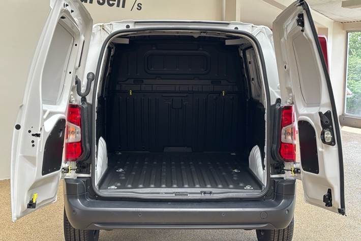 Hvid Peugeot e-Partner fra 2025