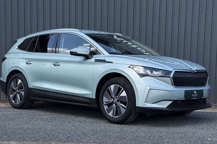 Grøn Skoda Enyaq fra 2022 set udefra