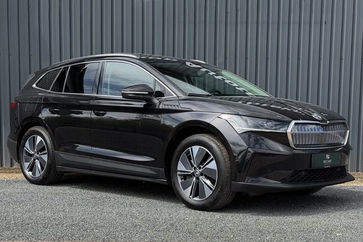 Sort Skoda Enyaq fra 2023 set udefra